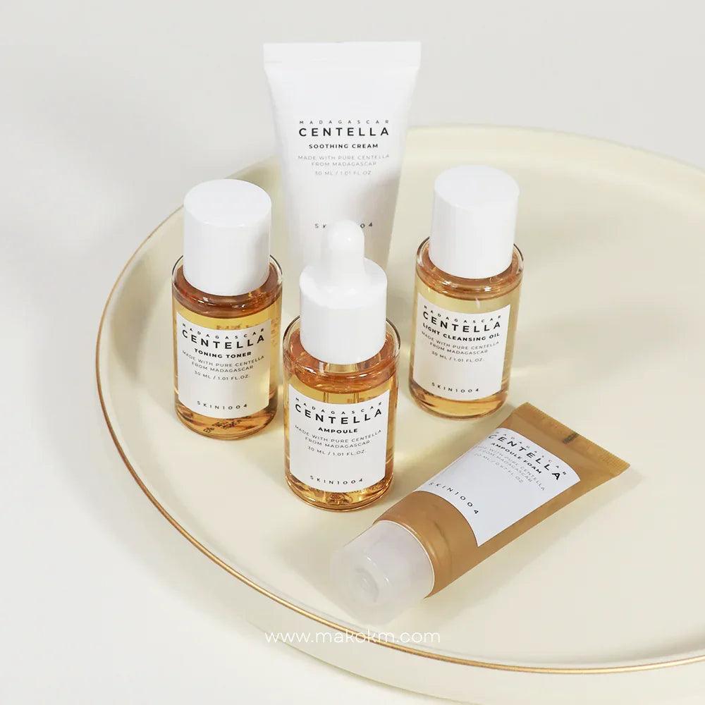 Set de productos de cuidado facial Madagascar Centella sobre bandeja beige con borde dorado