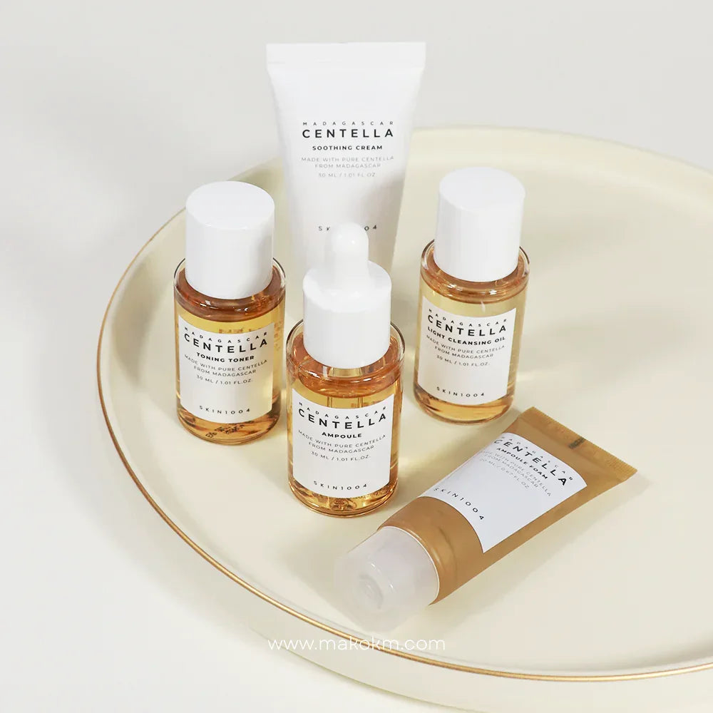 Set de productos de cuidado facial Madagascar Centella sobre bandeja beige con borde dorado