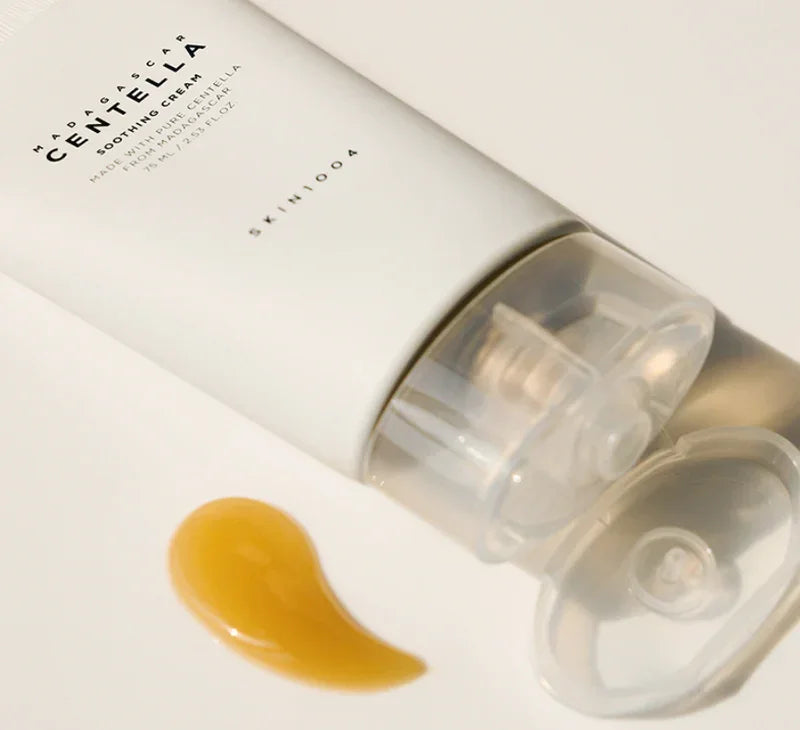 Crema calmante MADAGASCAR CENTELLA con textura gel amarilla en tubo blanco abierto SKIN1004
