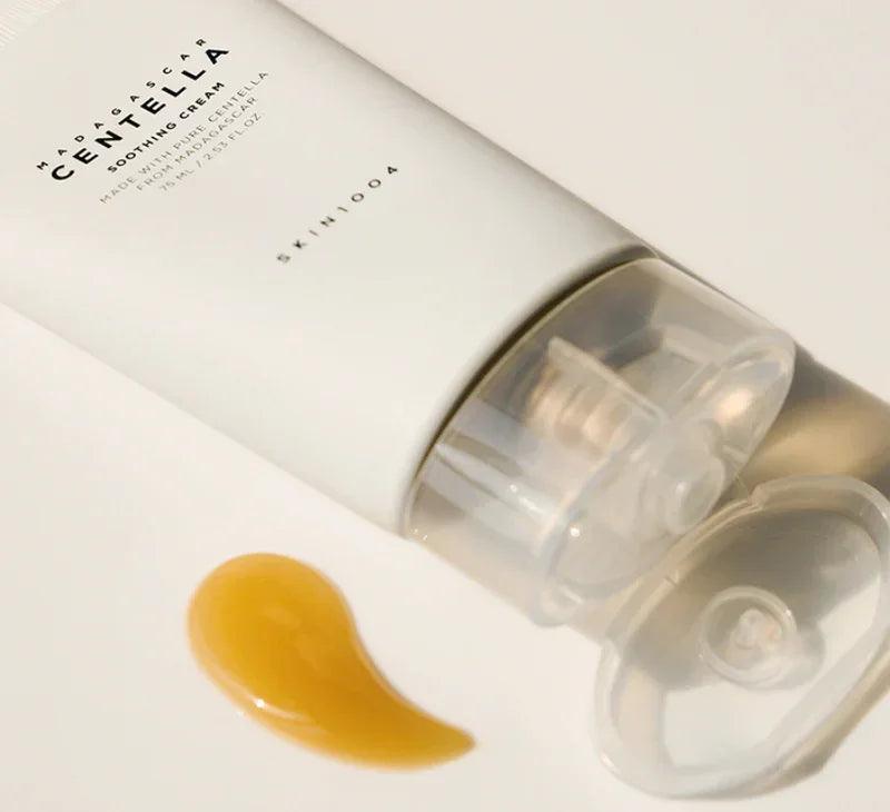 Crema calmante MADAGASCAR CENTELLA con textura gel amarilla en tubo blanco abierto SKIN1004