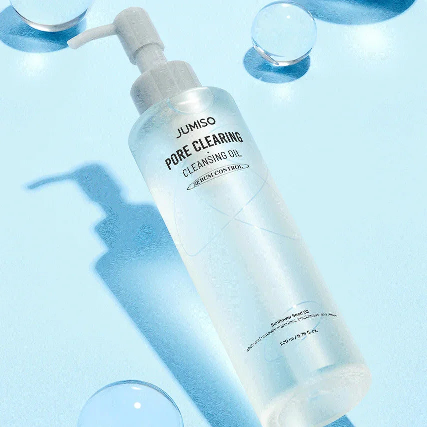 Botella de aceite limpiador Jumiso Pore Clearing con control de sebo sobre fondo azul claro