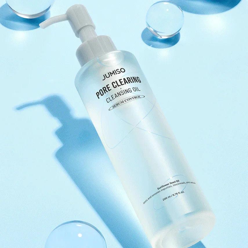 Botella de aceite limpiador Jumiso Pore Clearing con control de sebo sobre fondo azul claro