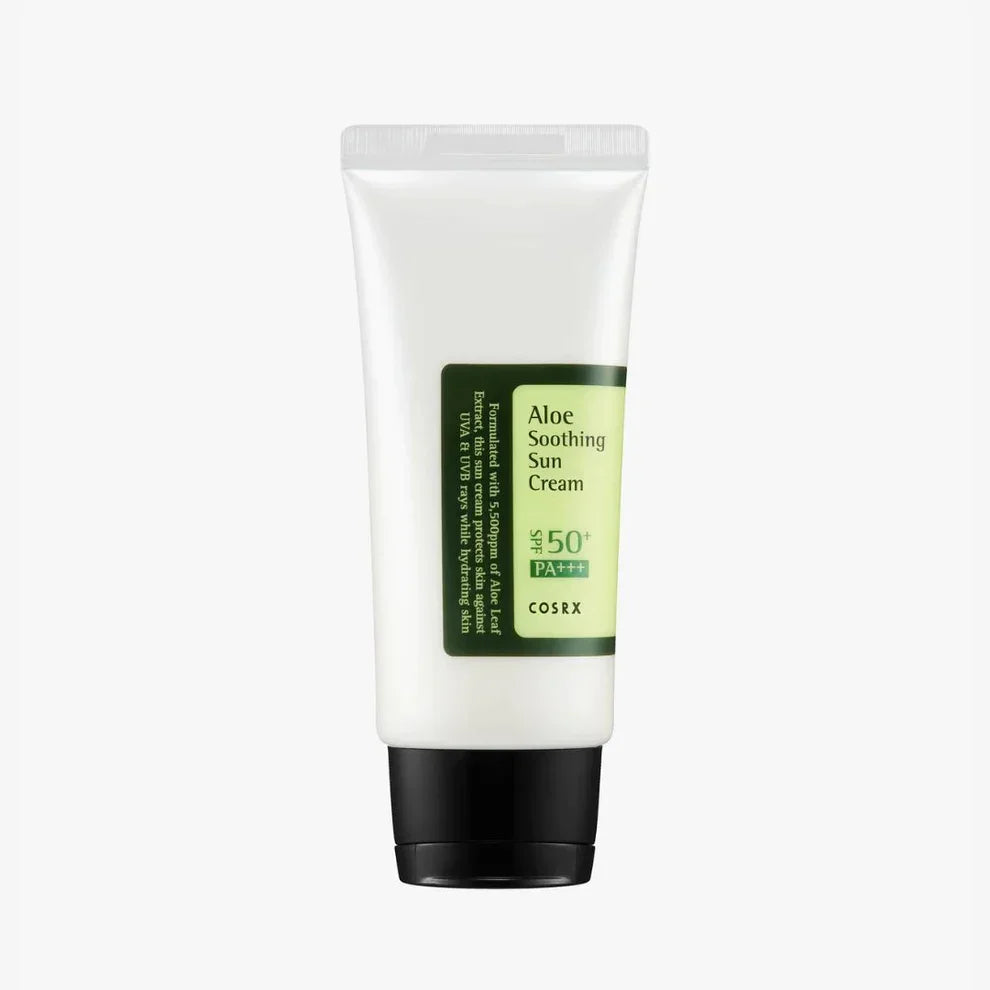 Protector solar calmante Aloe Soothing Sun Cream SPF 50+ PA+++ de COSRX en tubo blanco con tapa negra