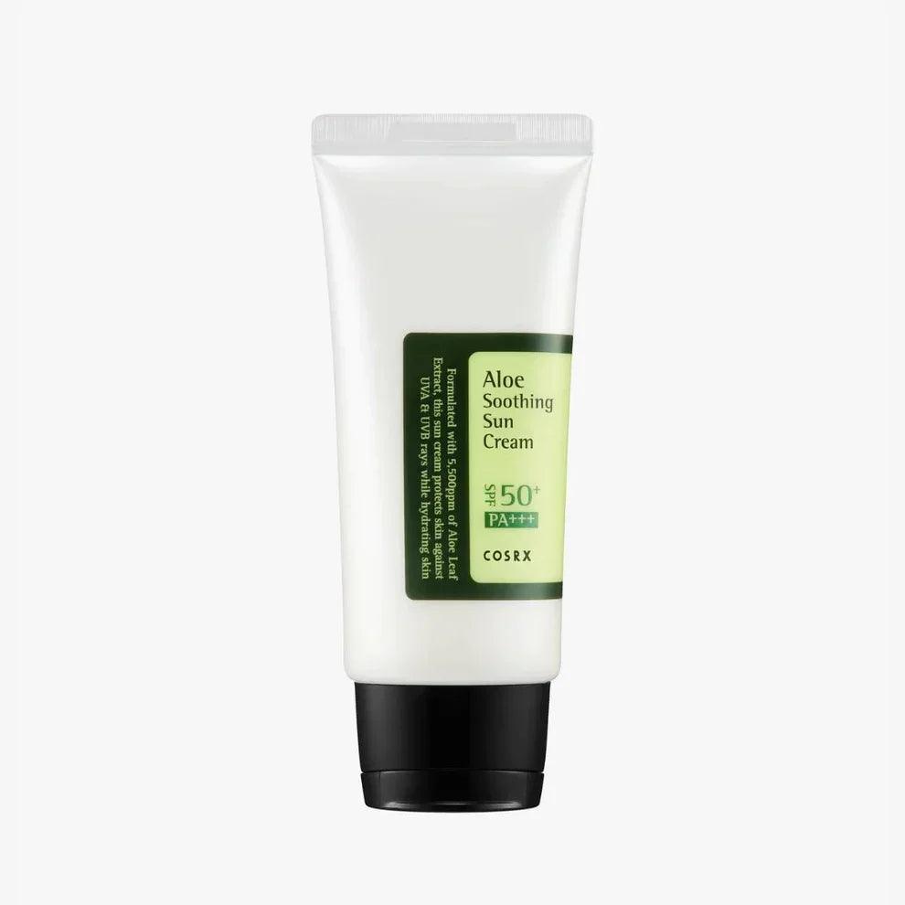 Protector solar calmante Aloe Soothing Sun Cream SPF 50+ PA+++ de COSRX en tubo blanco con tapa negra