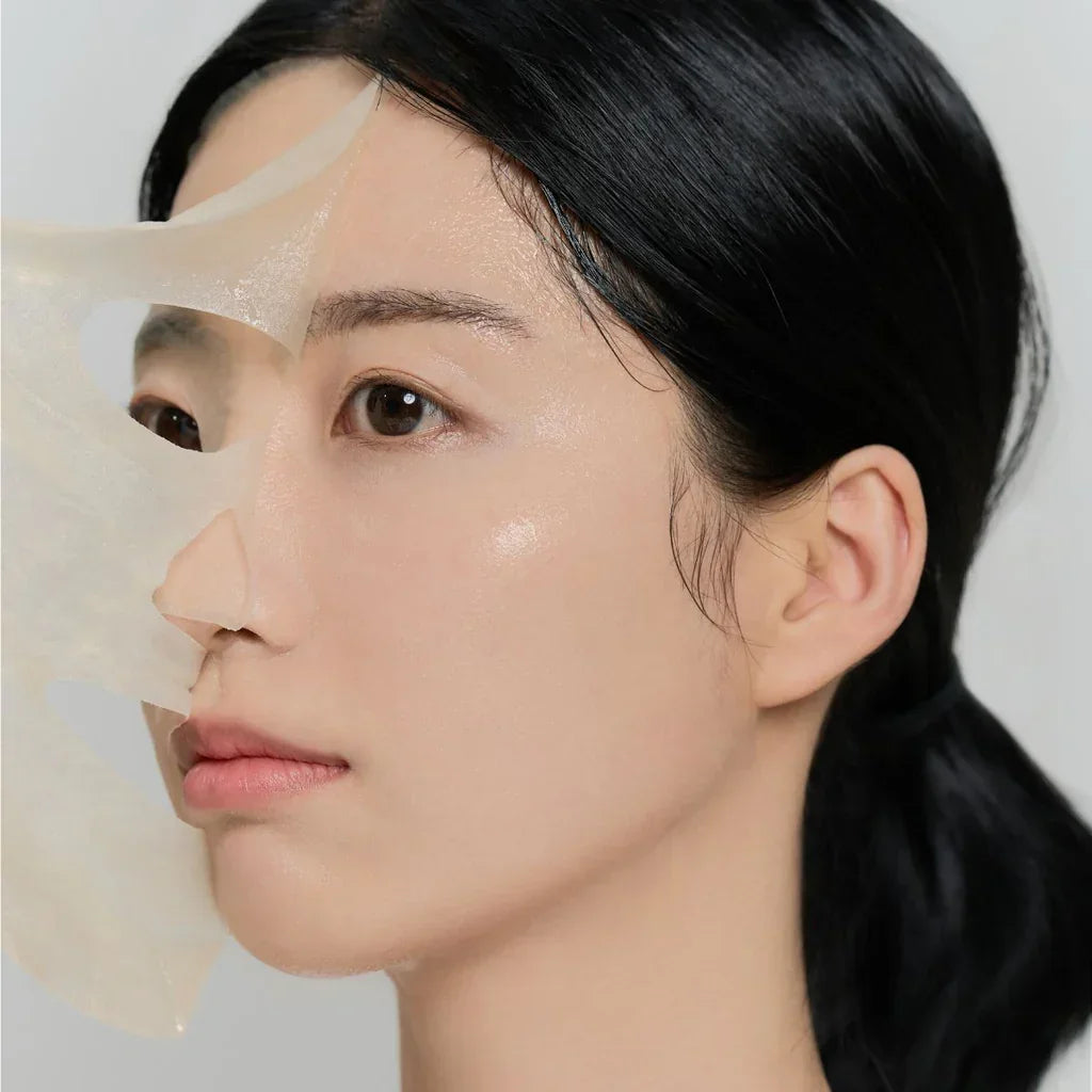 Mujer quitando mascarilla facial de gel transparente para cuidado de la piel hidratante
