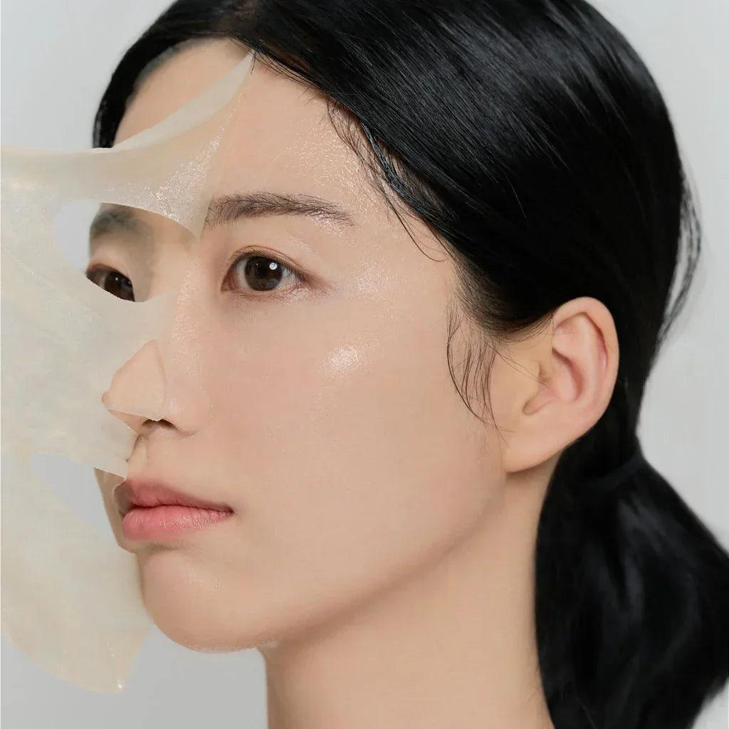 Mujer quitando mascarilla facial de gel transparente para cuidado de la piel hidratante