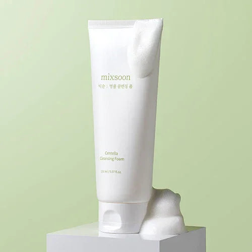 Tubo blanco de espuma limpiadora Mixsoon Centella con espuma blanca sobre fondo verde claro