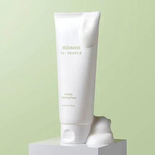 Tubo blanco de espuma limpiadora Mixsoon Centella con espuma blanca sobre fondo verde claro