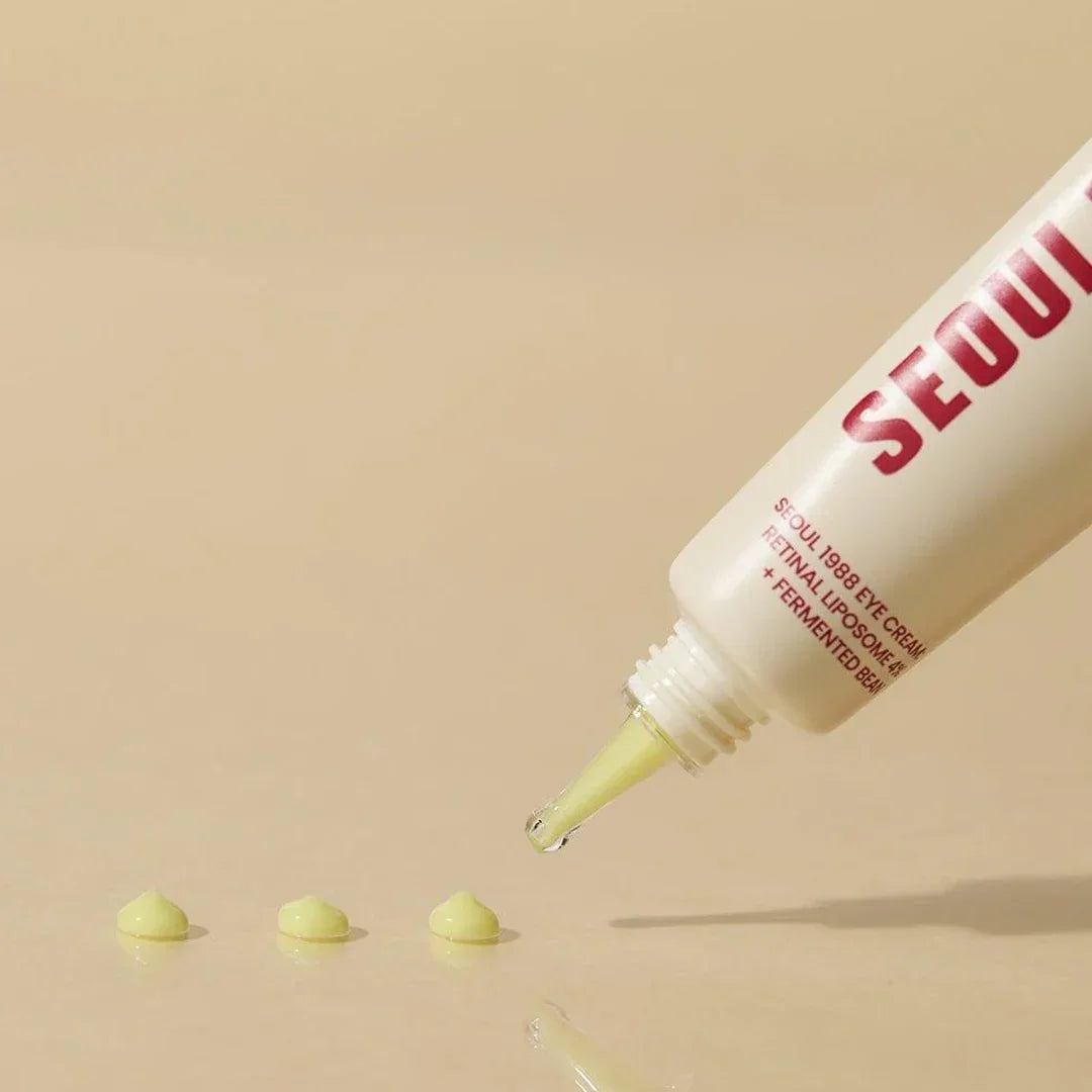 Crema para ojos Seoul 1988 con Retinal Liposome y fermento de frijol amarillo sobre fondo beige