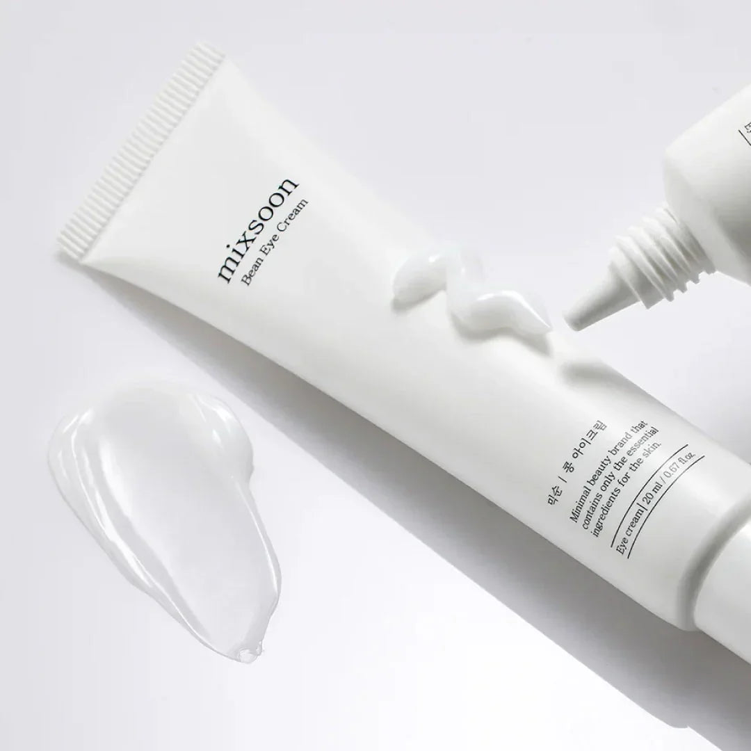 Crema de ojos Mixsoon Bean Eye Cream con textura suave sobre fondo blanco minimalista