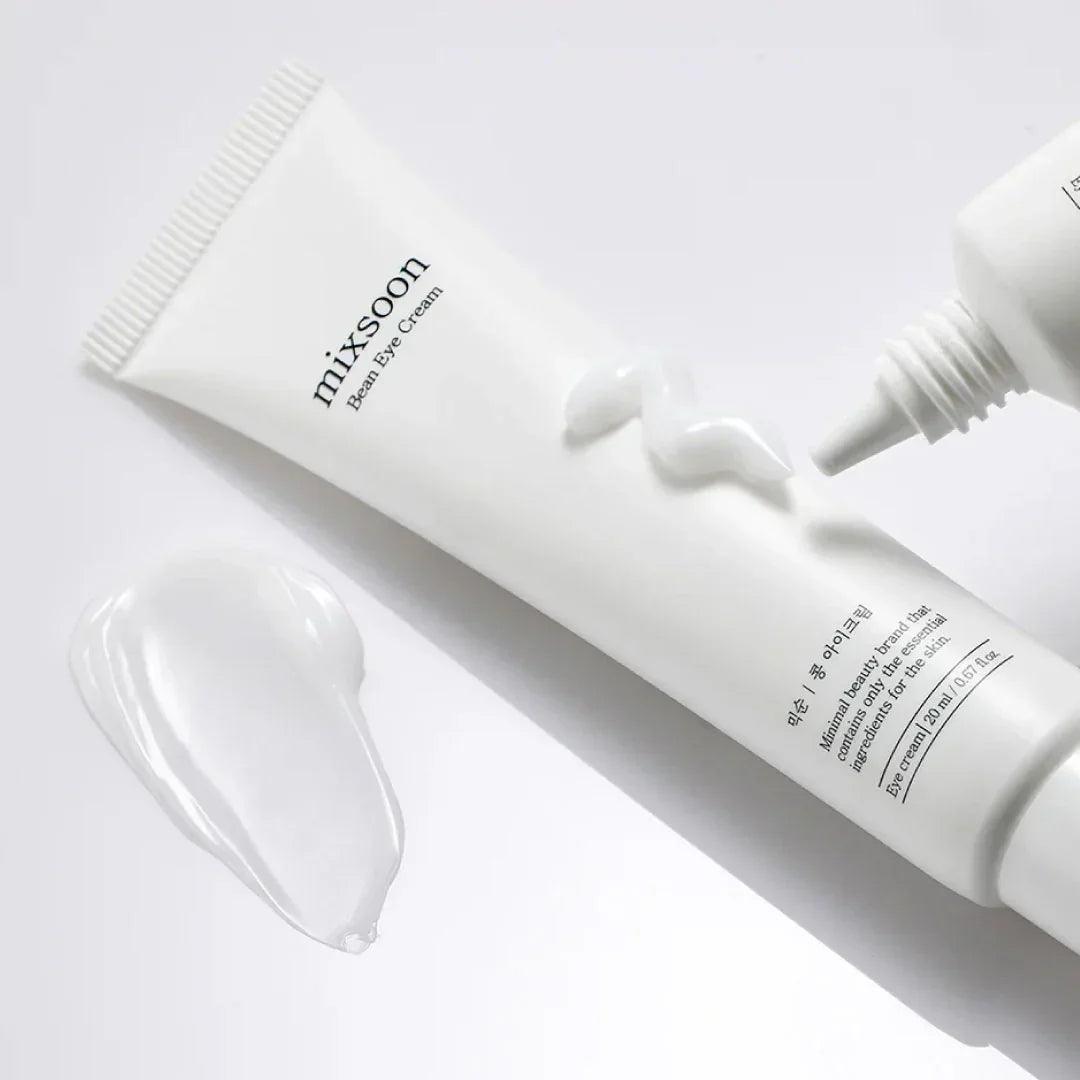Crema de ojos Mixsoon Bean Eye Cream con textura suave sobre fondo blanco minimalista