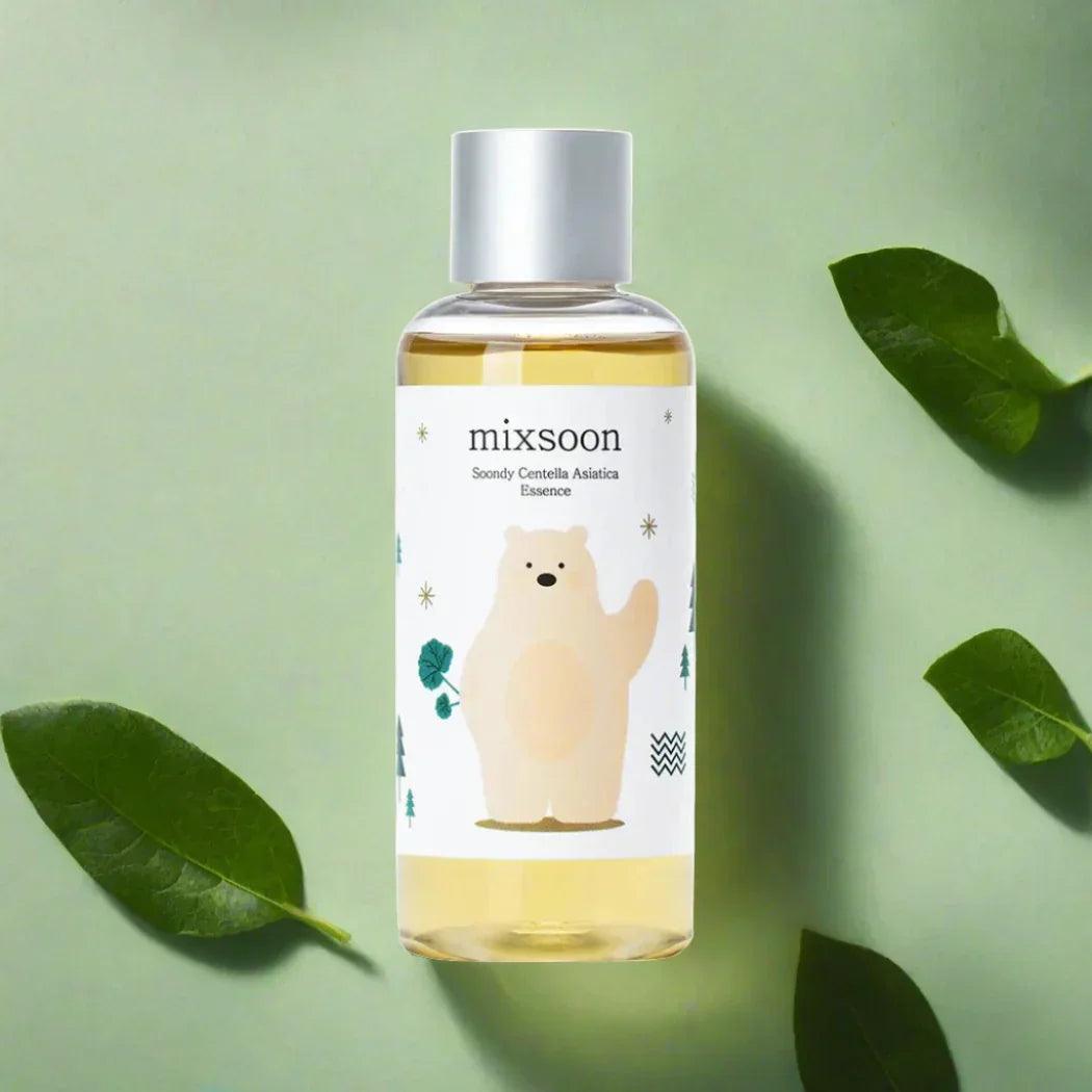 Botella de esencia Mixsoon Soondy Centella Asiatica con diseño de oso y hojas verdes