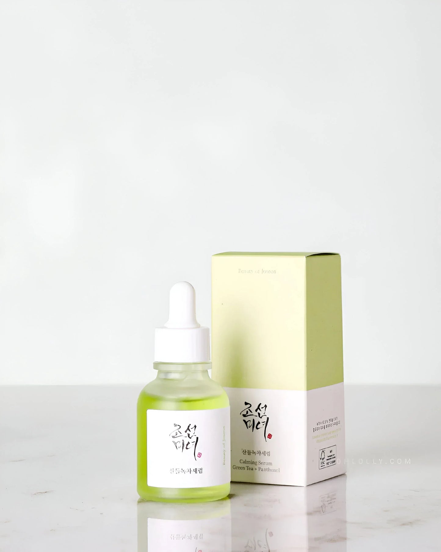Serum calmante Beauty of Joseon con extracto de té verde y pantenol, envase y caja verde pálido