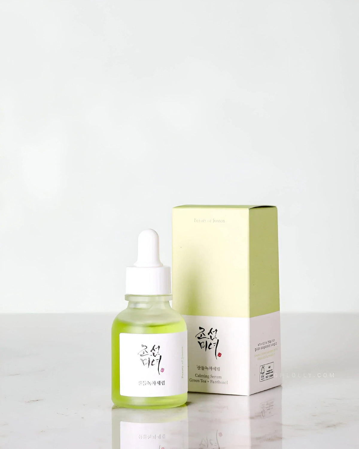Serum calmante Beauty of Joseon con extracto de té verde y pantenol, envase y caja verde pálido