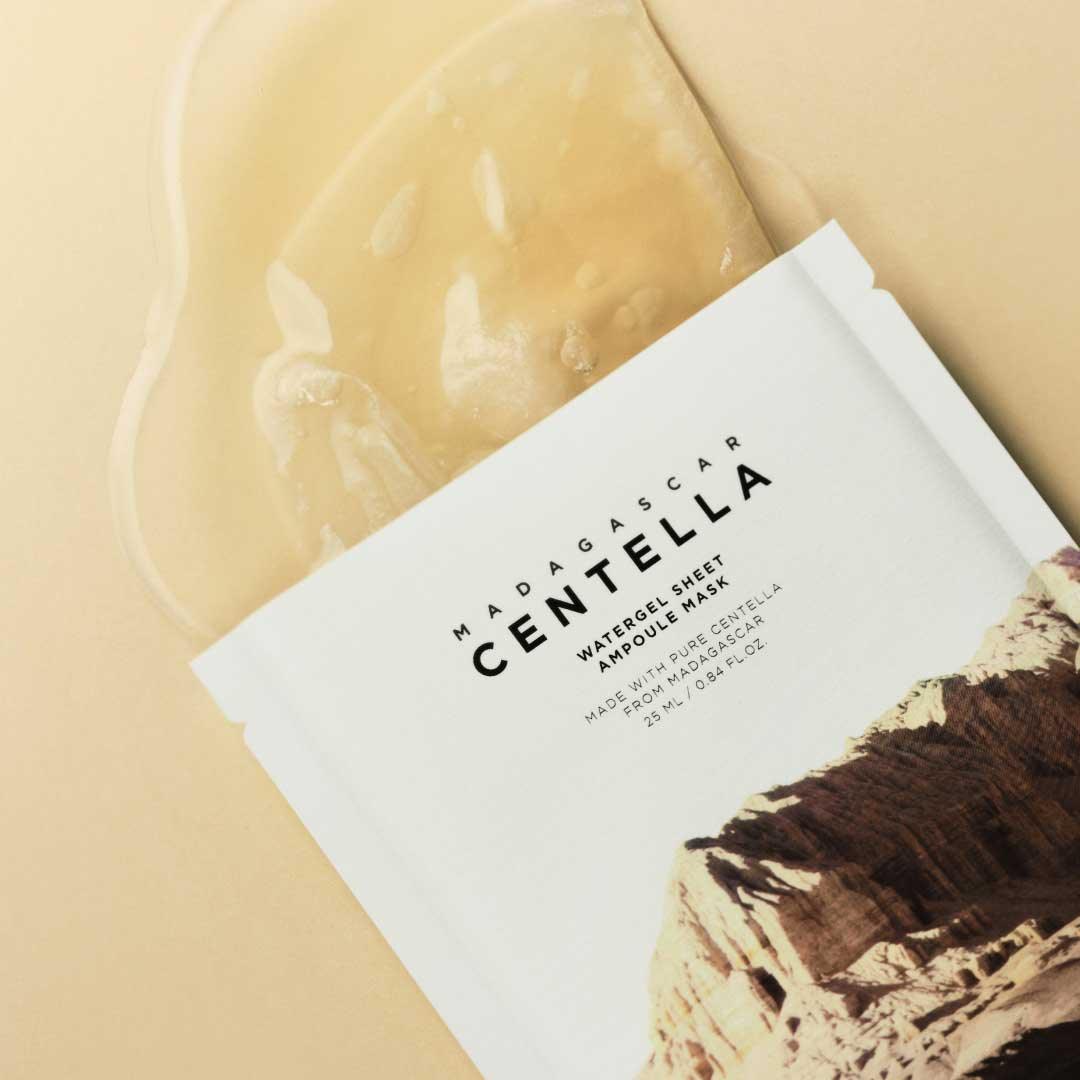 Mascarilla de hidrogel Centella Madagascar con esencia ampolla sobre fondo beige