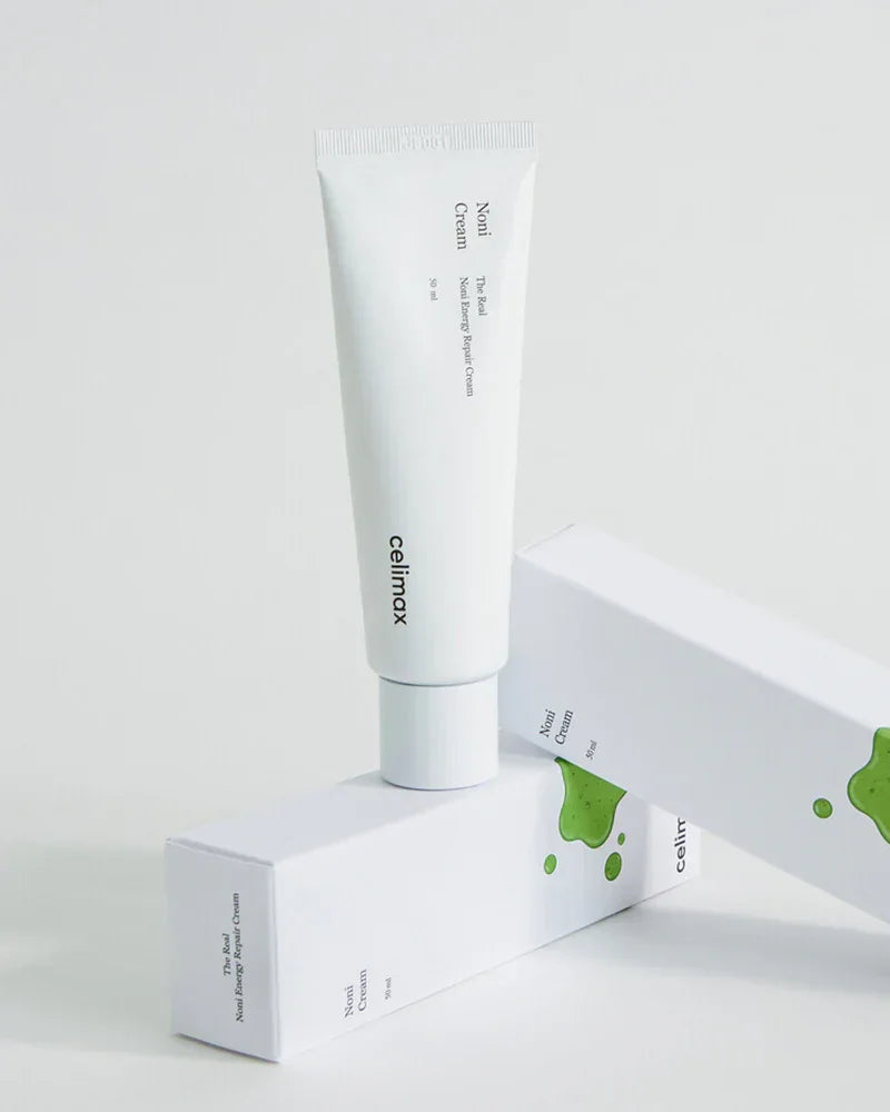 Tubo blanco de crema Noni de celimax sobre cajas blancas con diseño verde, fondo neutro