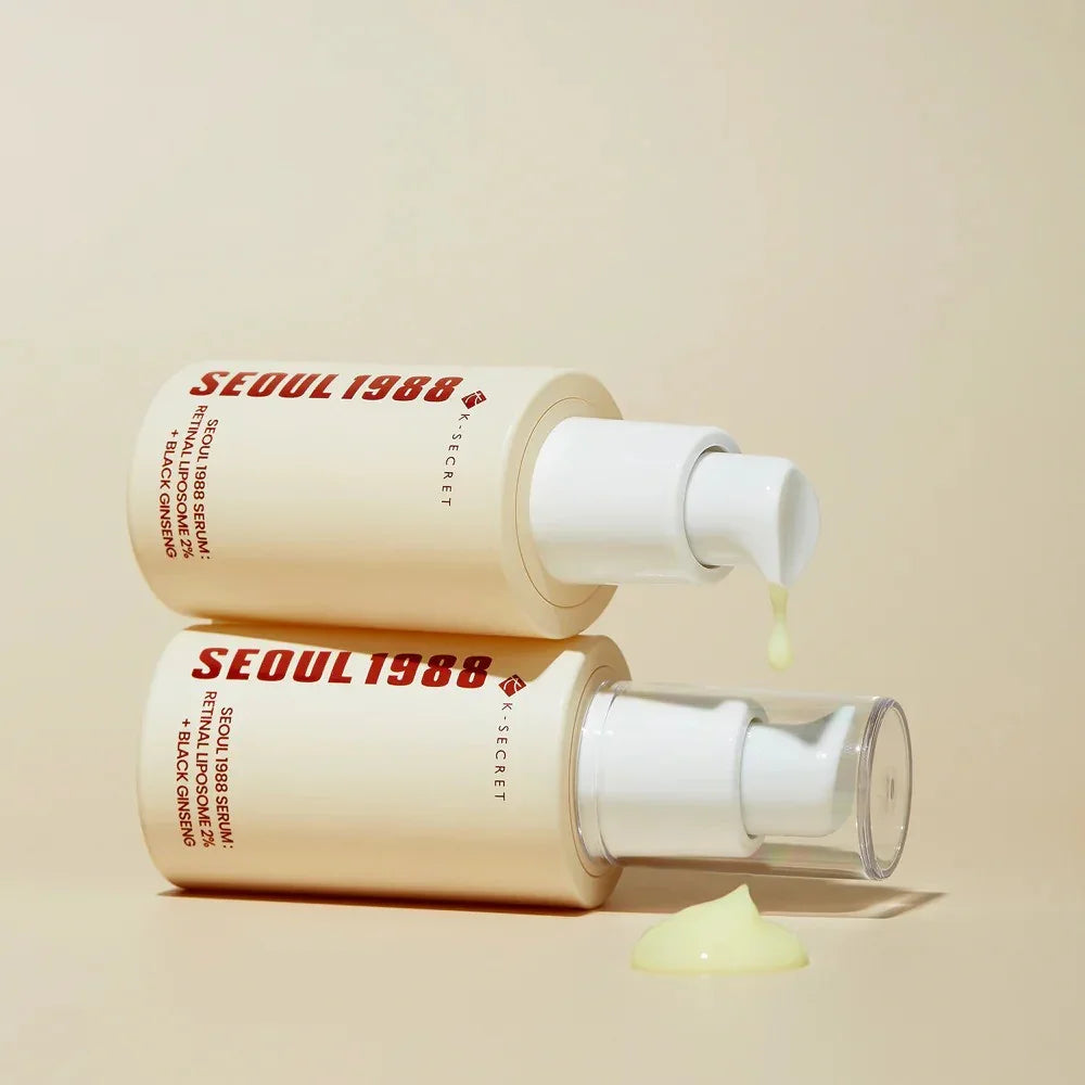 Botellas de suero facial Seoul 1988 con gotas y textura cremosa en fondo beige