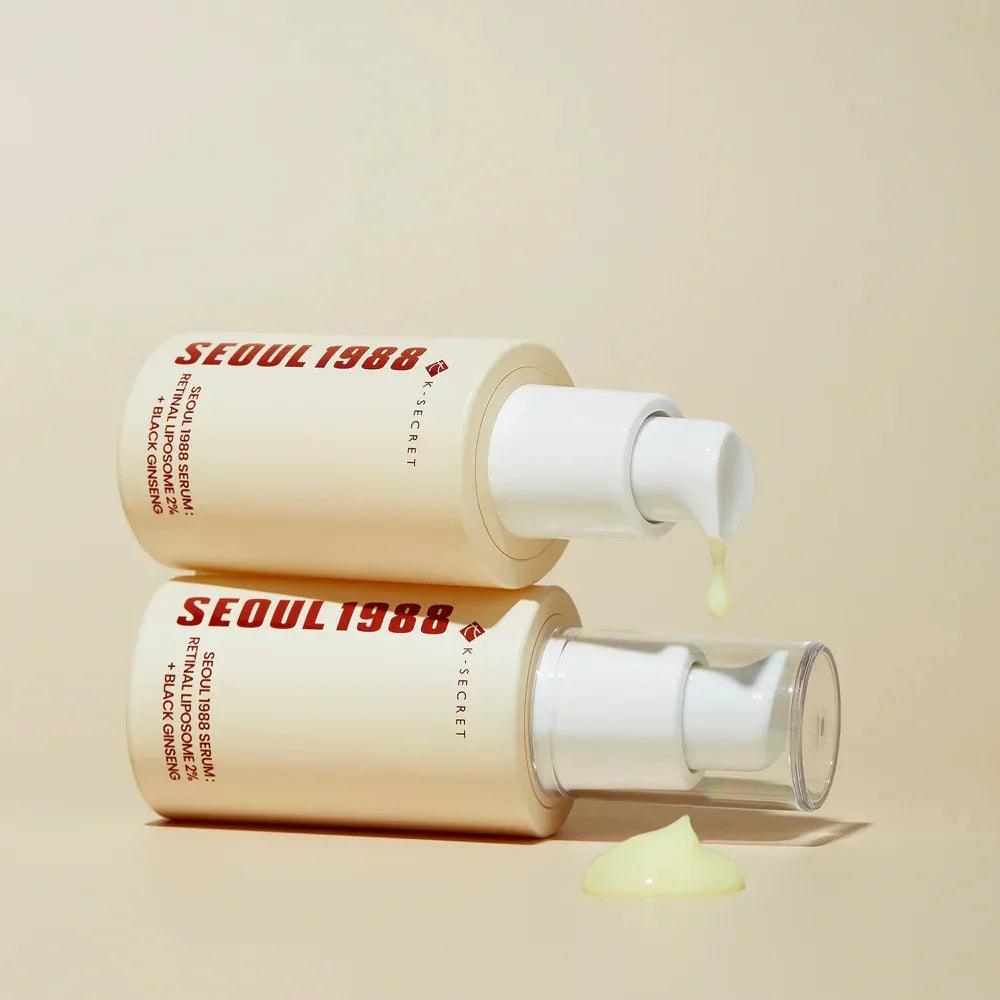 Botellas de suero facial Seoul 1988 con gotas y textura cremosa en fondo beige