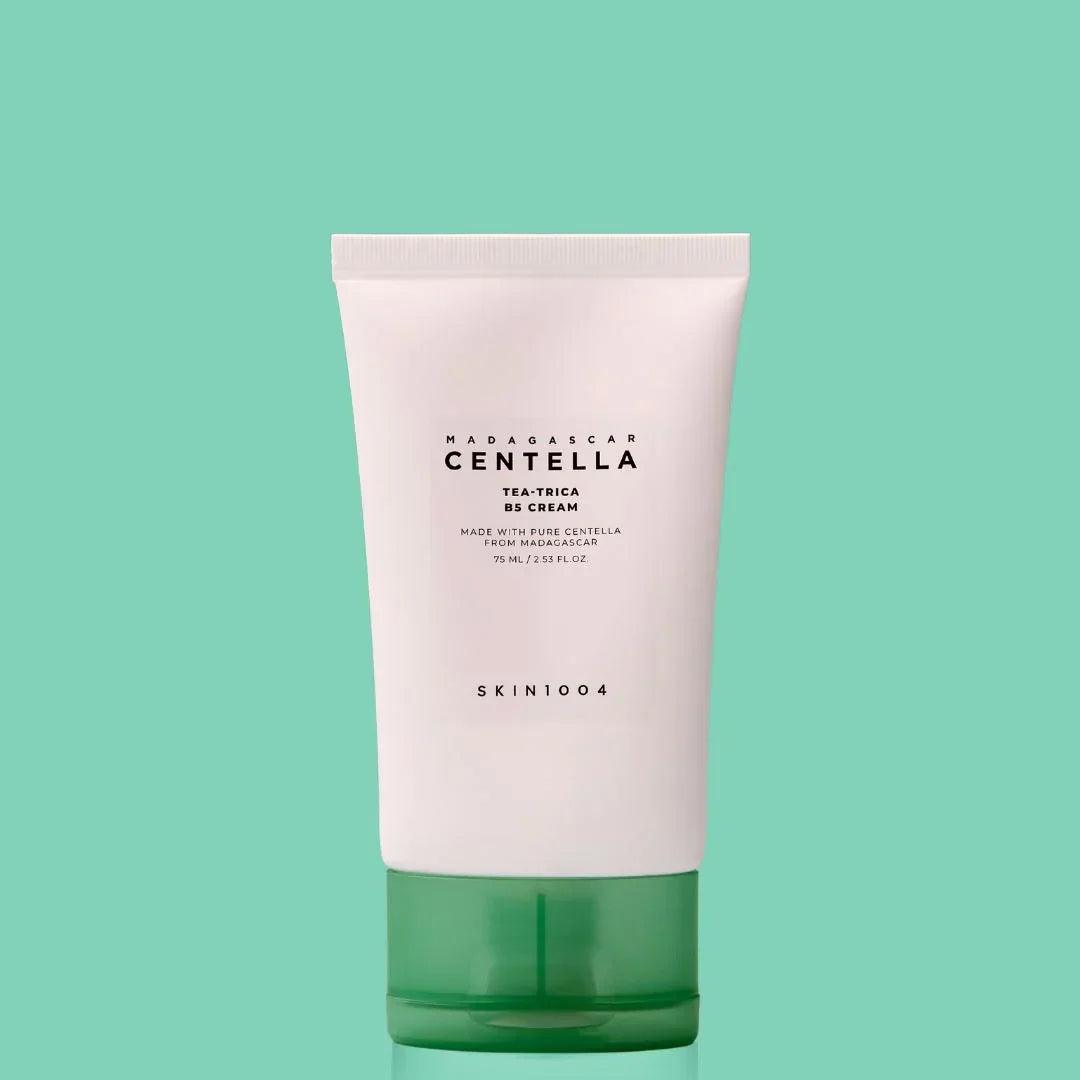 Crema Skin1004 Madagascar Centella Tea-Trica B5 para cuidado de piel, 75 ml, fondo verde