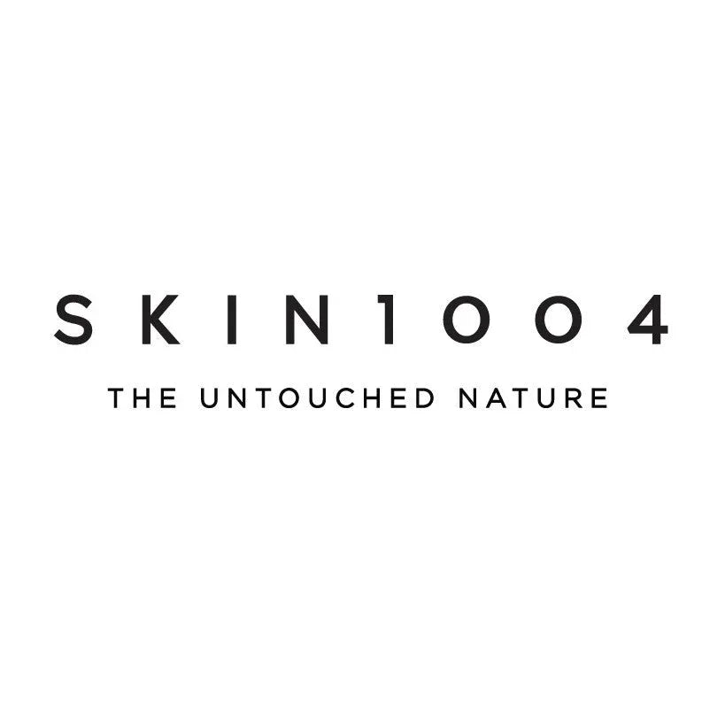 Logotipo de Skin1004 con lema The Untouched Nature, marca de cosmética natural