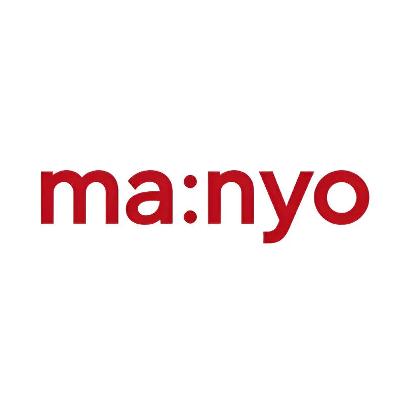 Logotipo rojo de la marca ma:nÿo sobre fondo blanco, diseño simple y moderno